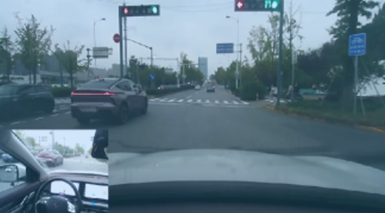 十字路口跟车通行 